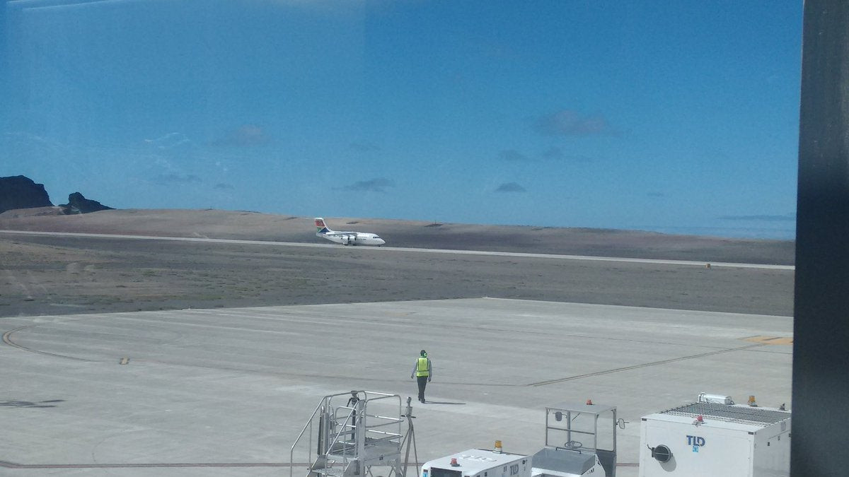 Το πρώτο επιβατικό αεροπλάνο προσγειώθηκε στο «πιο άχρηστο αεροδρόμιο στον κόσμο» (εικόνες, βίντεο)